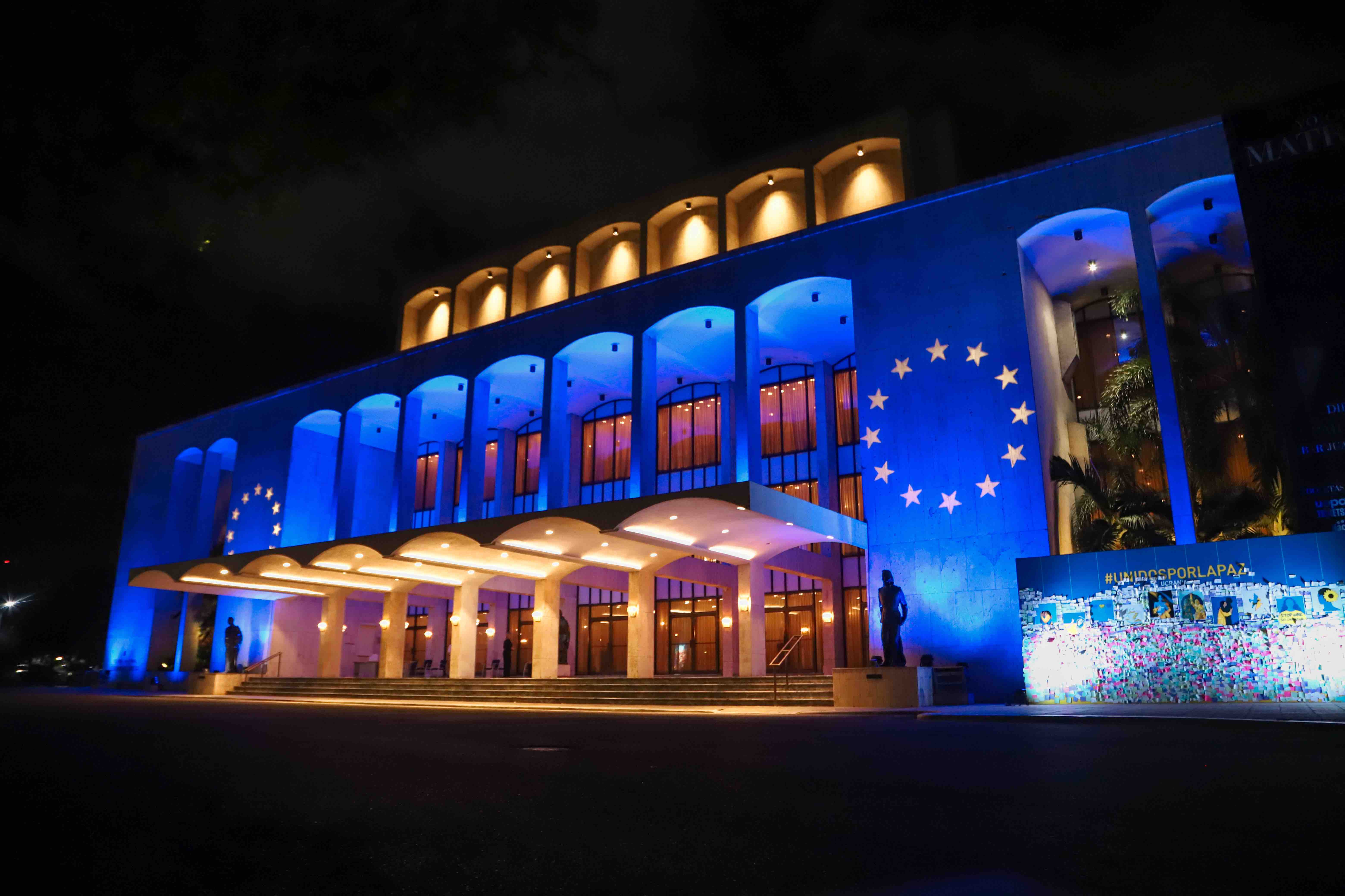 Teatro Nacional iluminado UE.