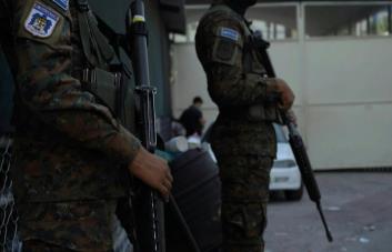 En El Salvador la guerra contra las pandillas causa injustas detenciones, claman familiares