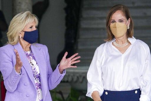 Jill Biden se reúne con homóloga panameña y visita escuela