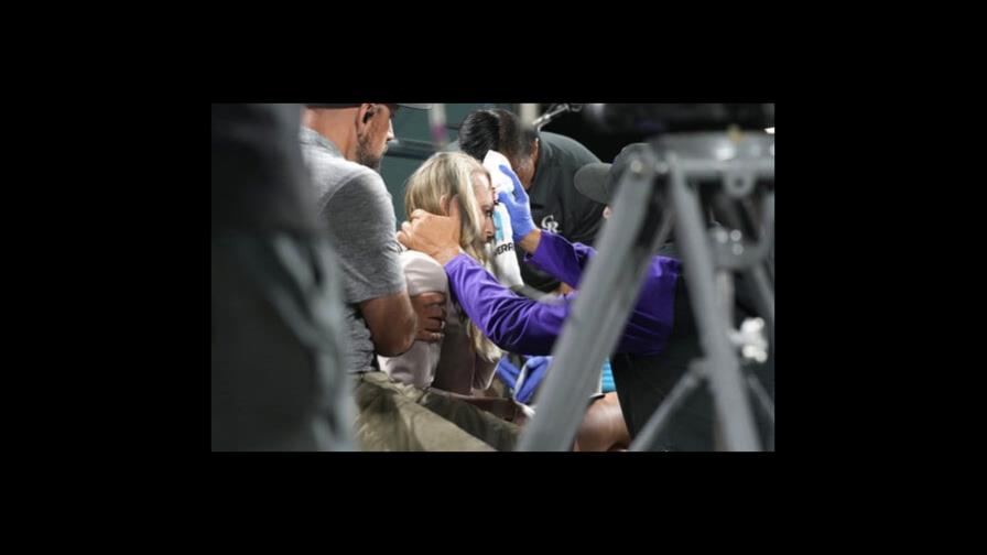 Reportera de TV, herida por pelotazo en juego de Rockies