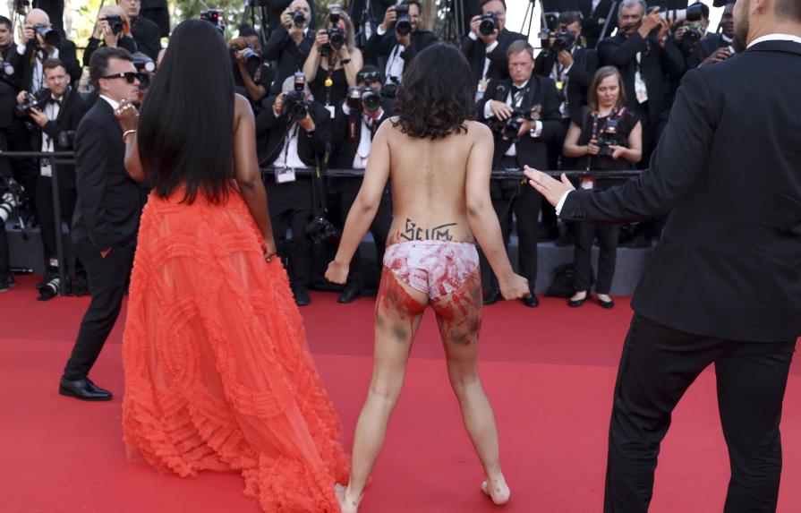 Mujer se desnuda en protesta durante estreno de George Miller en el Festival de Cannes