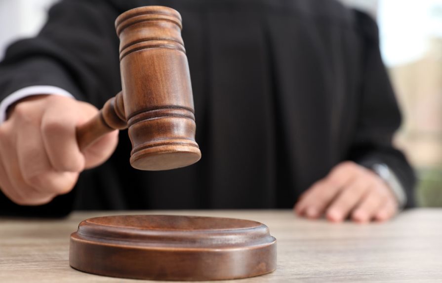 Destituyen juez que dejó libre a un violador porque “usó condón”