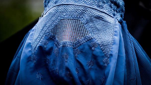 Talibanes en favor del regreso de la práctica de la lapidación a mujeres por adulterio