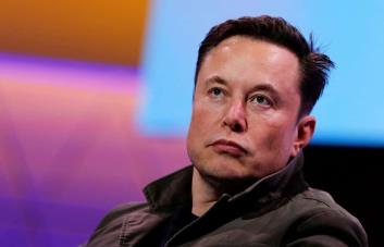 Azafata acusa a Elon Musk de acoso sexual y él alega persecución política