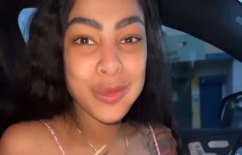 Yailin La Más Viral vuelve a RD y lo primero que hace es comerse un rico chicharrón