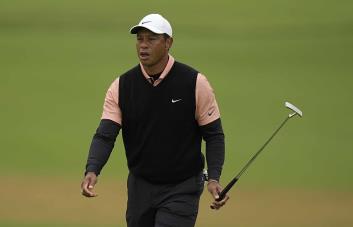 Tiger Woods se desploma en un Campeonato de la PGA pasado por agua