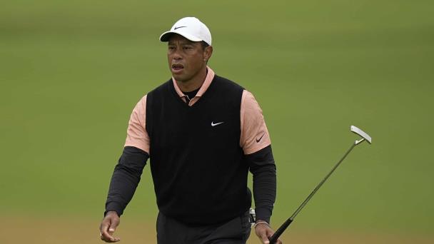 Tiger Woods se desploma en un Campeonato de la PGA pasado por agua