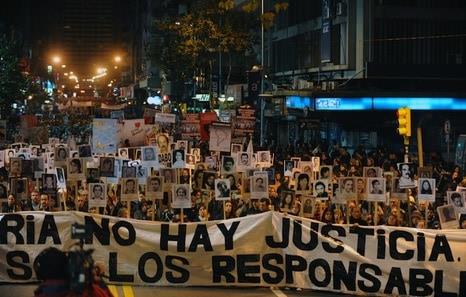 Miles marchan en silencio por los desaparecidos en Uruguay