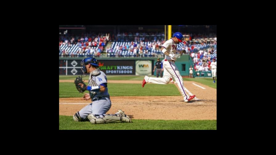 Un error de Muncy permite a Filis remontar ante Dodgers