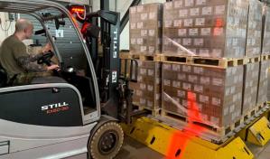 Aterrizan en EEUU 31 toneladas de latas de leche en polvo para combatir la escasez