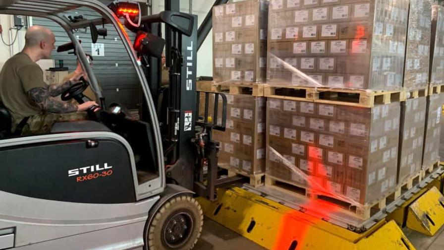 Aterrizan en EEUU 31 toneladas de latas de leche en polvo para combatir la escasez