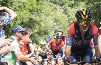 Simón Yates gana y Carapaz arrebata la maglia rosa a Juan Pedro López