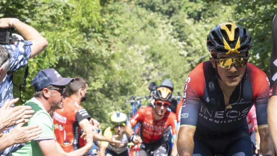 Simón Yates gana y Carapaz arrebata la maglia rosa a Juan Pedro López