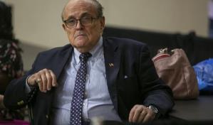 Giuliani pide que no salga de prisi&oacute;n hombre que le dio una palmada en la espalda