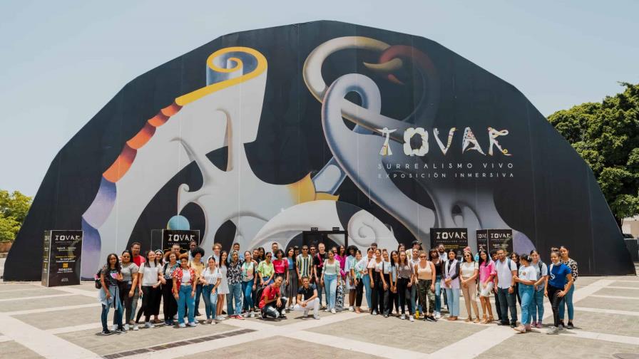 Becados de Excelencia Popular visitan la exposición inmersiva Tovar Surrealismo Vivo