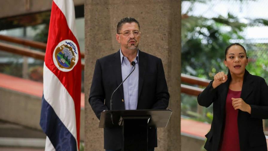 Presidente de Costa Rica bajará precios de combustibles ante anuncio de huelga