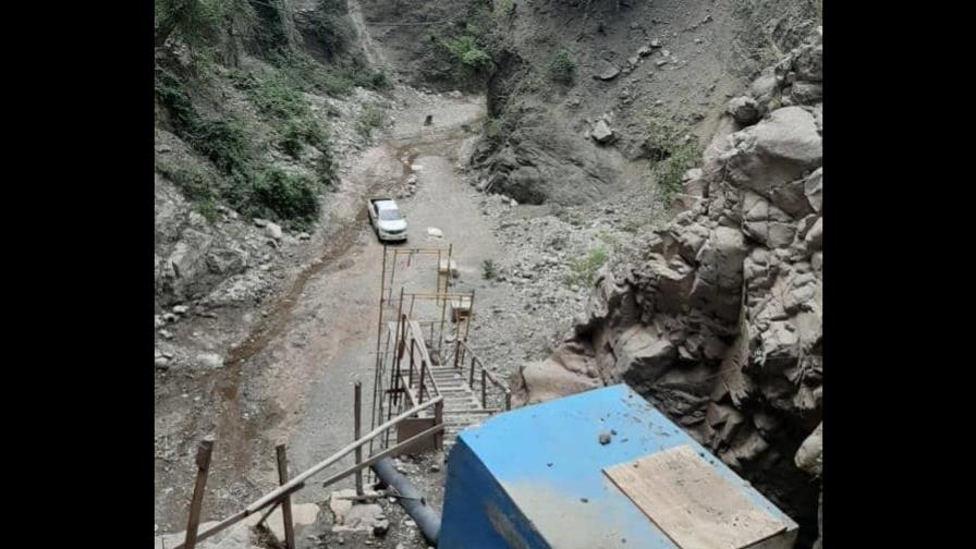 Paralizan construcción de acueducto en salto de Azua