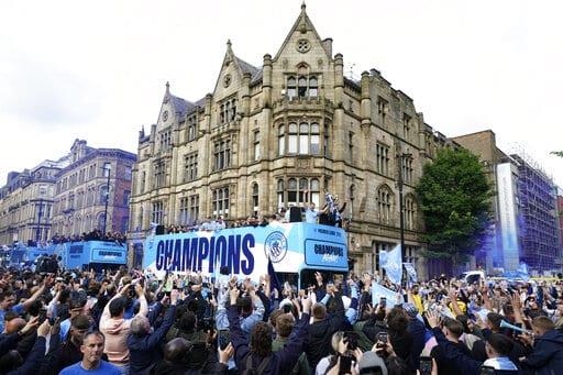Manchester City festeja su título en las calles de la ciudad