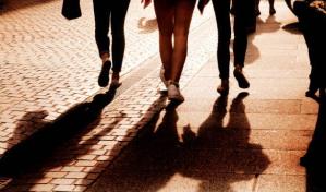 El costo de vida y el cambio climático, principales preocupaciones de los millennials y generación Z