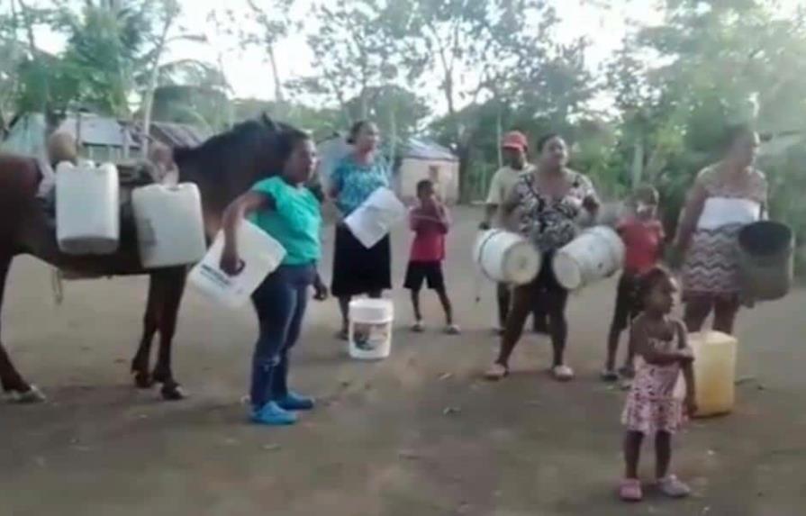 Residentes en Hato Mayor deben buscar agua cargando cubetas en la cabeza