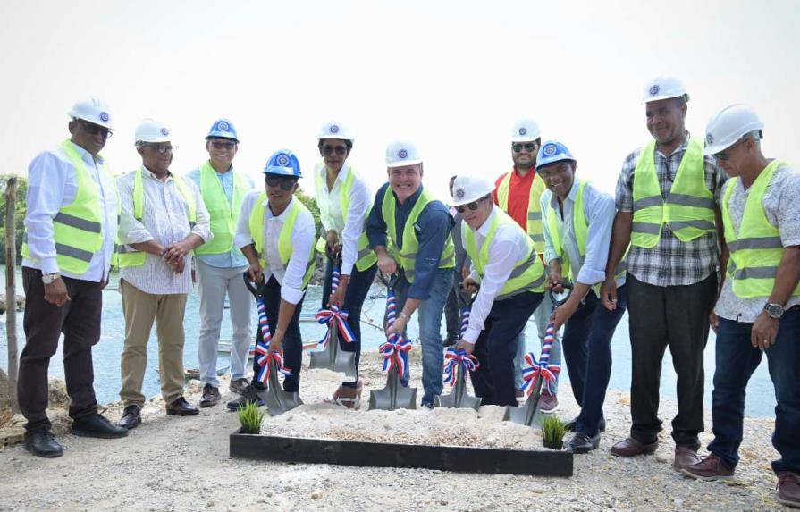 Autoridad Portuaria da primer picazo para construcción de muelle pesquero en Boca de Yuma