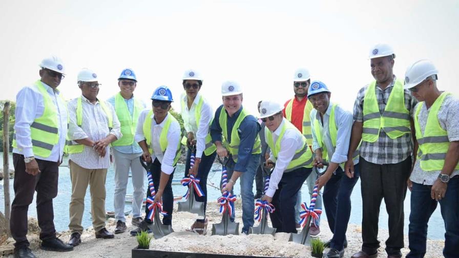 Autoridad Portuaria da primer picazo para construcción de muelle pesquero en Boca de Yuma