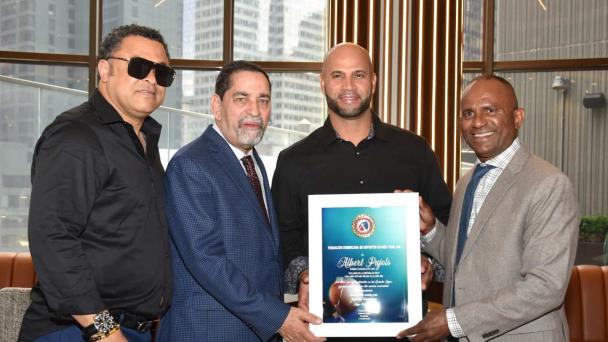 La Fundación Dominicana de Deportes en NY reconoce la gran trayectoria de Albert Pujols