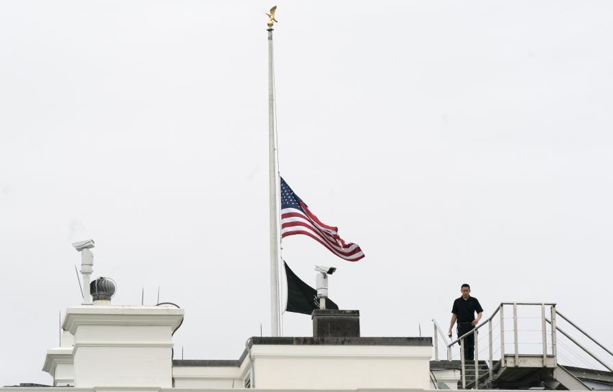 Biden ordena ondear banderas a media asta por el tiroteo en escuela de Texas