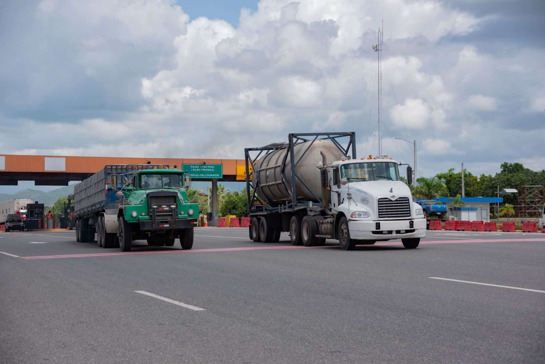 por la Circunvalación transitan vehiculos de cama larga de mas de 4 ejes