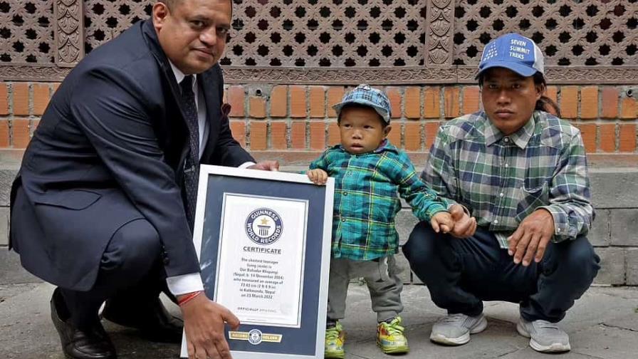 Récord Guinness certifica a un nepalí como el adolescente más bajo del mundo Récord Guinness certifica a un nepalí como el adolescente más bajo del mundo