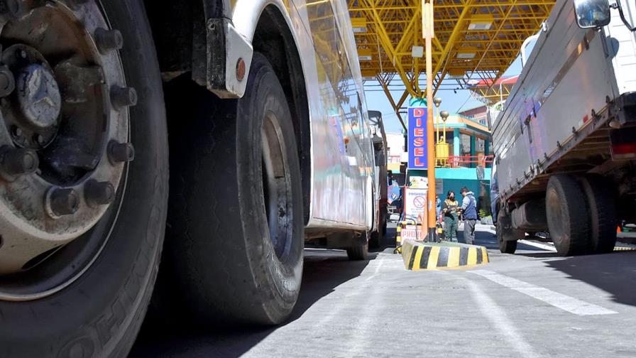 Fallas en la distribución de diésel provocan filas en gasolineras bolivianas Fallas en la distribución de diésel provocan filas en gasolineras bolivianas