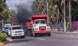 Camioneros y patanistas irrespetan ordenanza que les proh&iacute;be transitar por el Malec&oacute;n