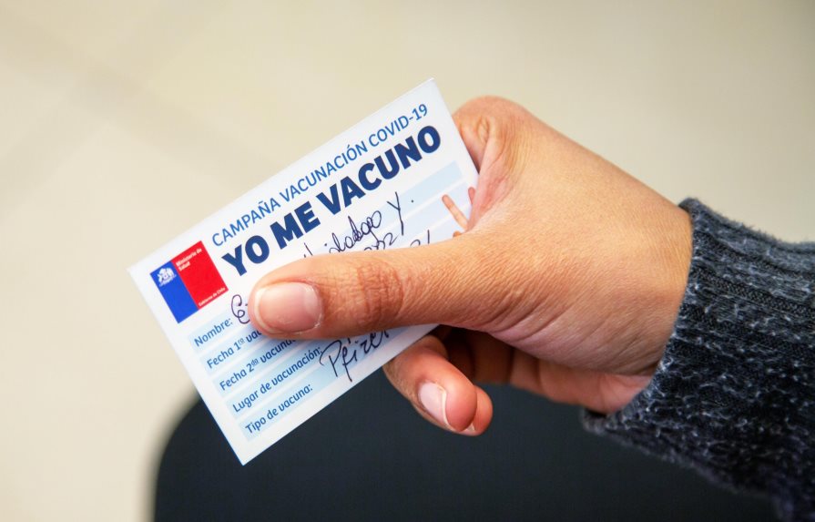 Dos millones de personas sin cuarta dosis podrán sufrir limitaciones en Chile