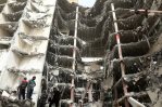 Aumentan a 14 los muertos en derrumbe de edificio en Irán
