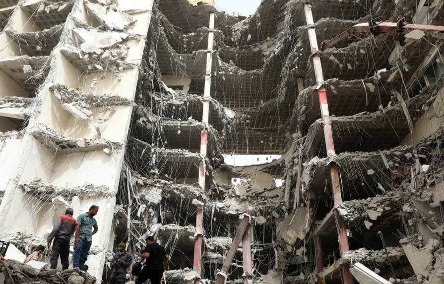 Aumentan a 14 los muertos en derrumbe de edificio en Irán