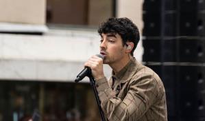 Joe Jonas se burló de su anillo de pureza