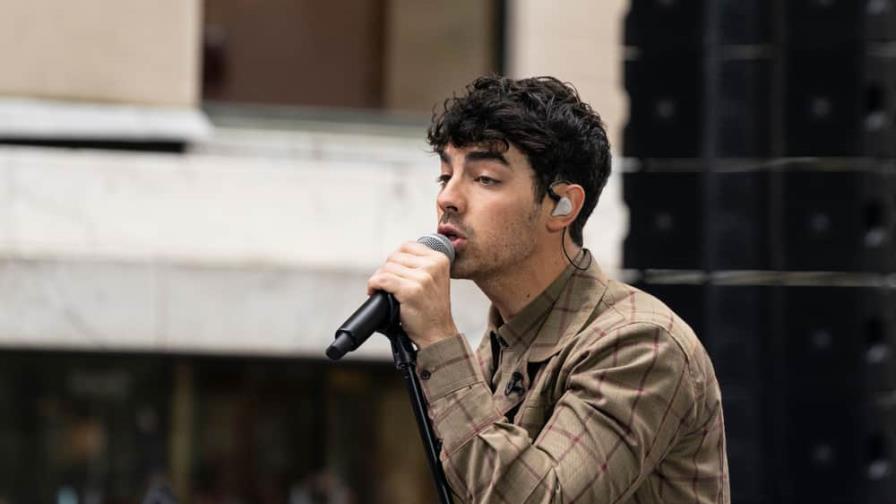 Joe Jonas se burló de su anillo de pureza Joe Jonas se burló de su anillo de pureza