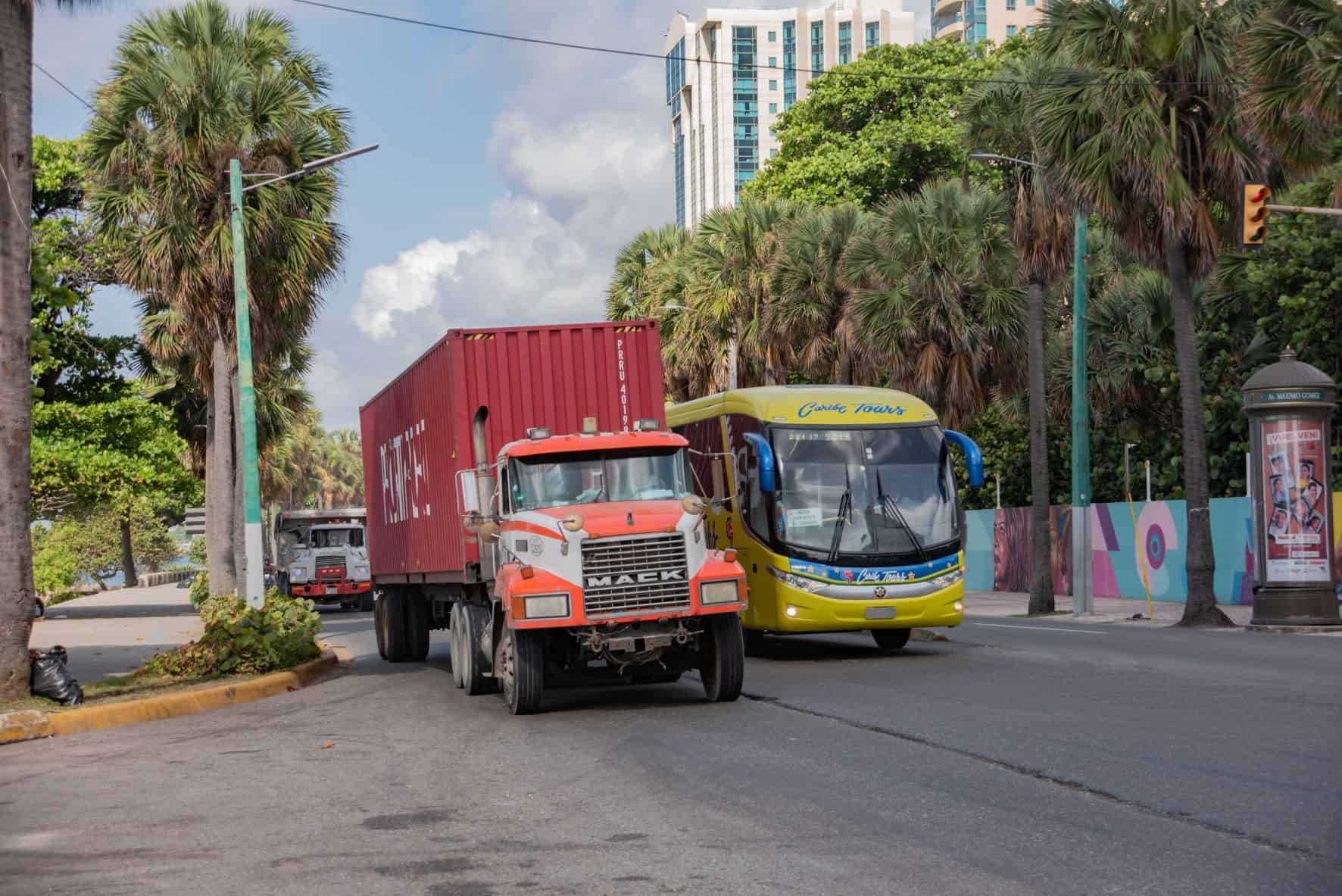 Conductores viola ordenanza que les prohibe transitar por el Malecón