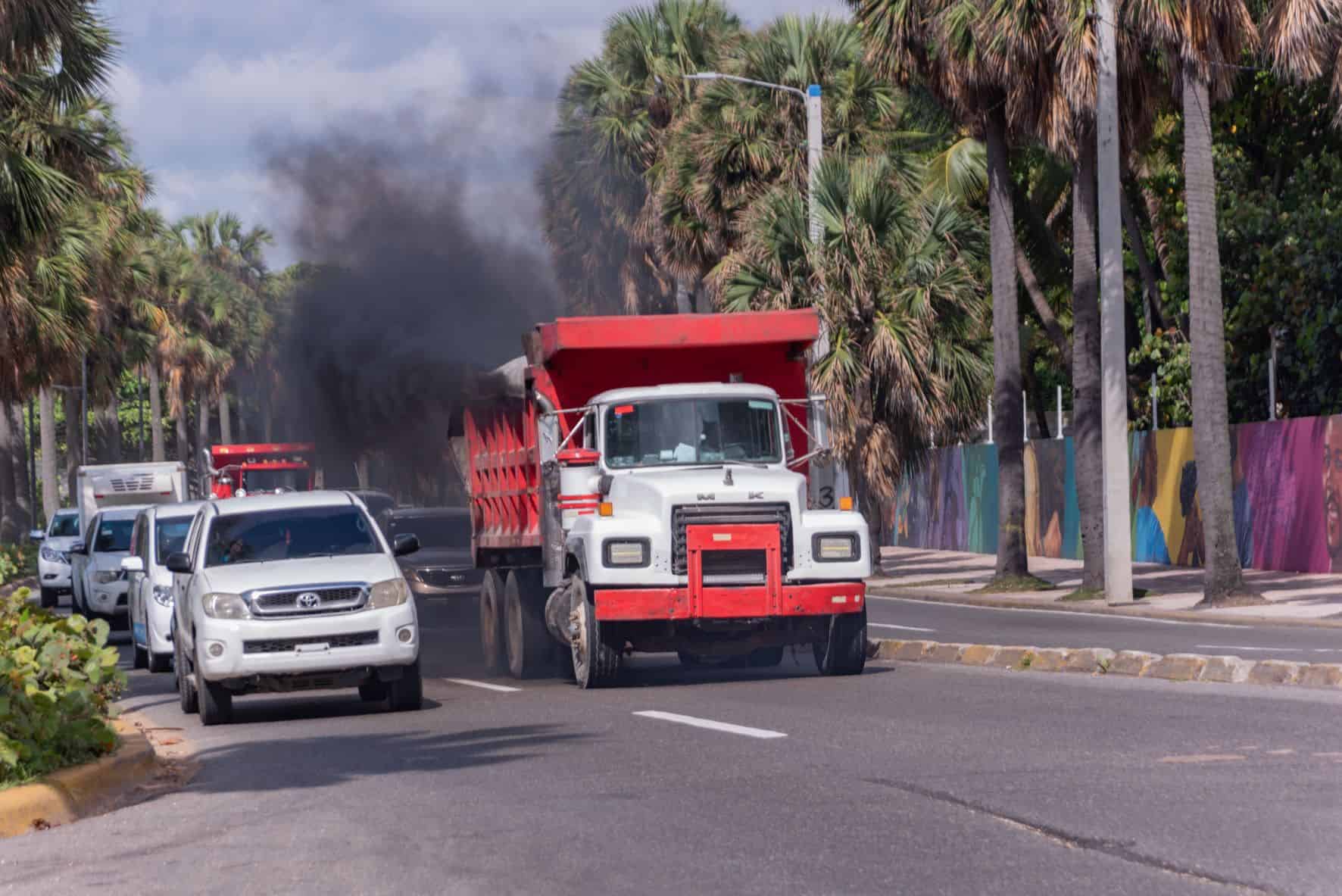 Los camiones causan contaminacion y accidentes