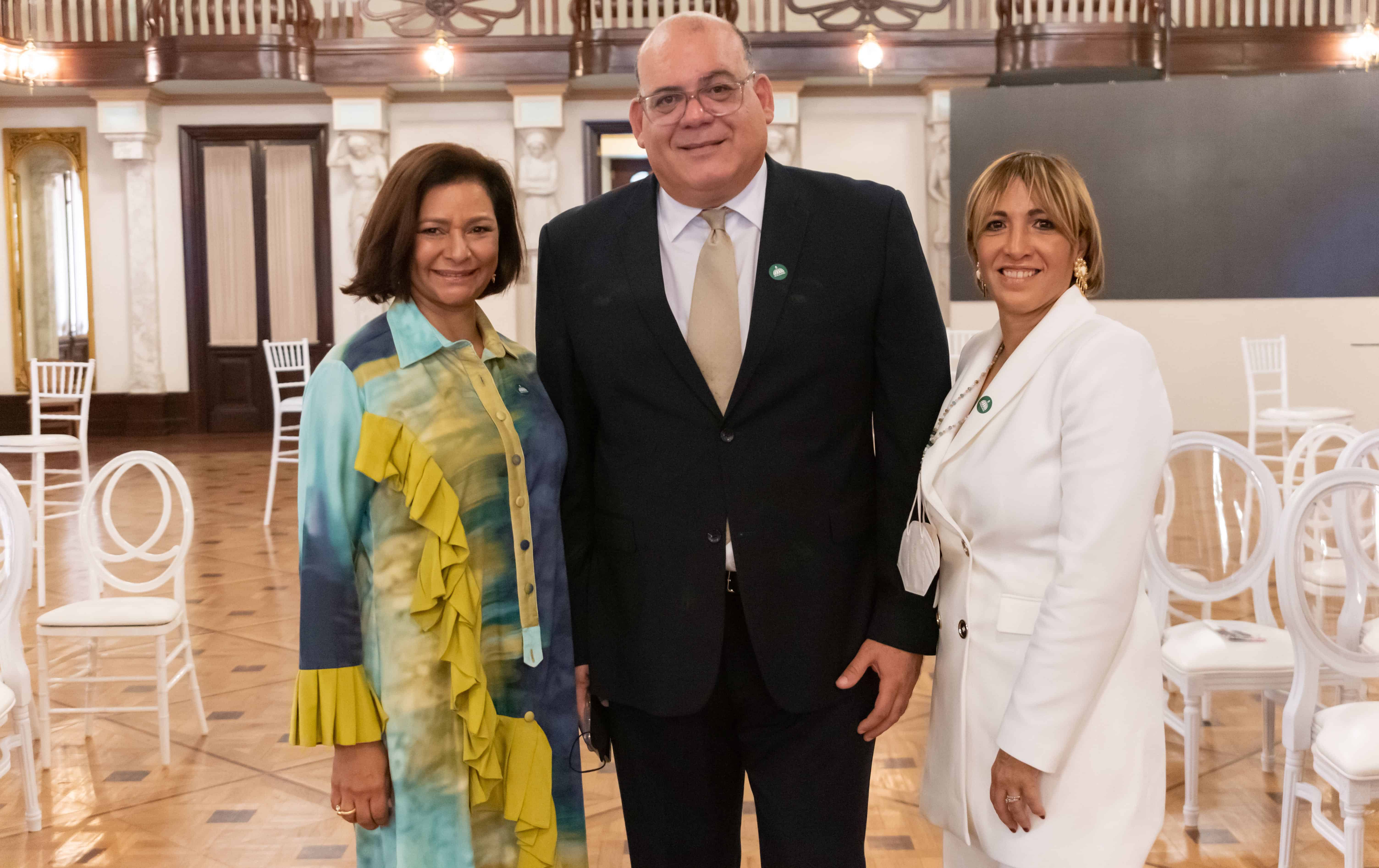 Petra Núñez, Paulo Rondón y Nannette Martínez.
