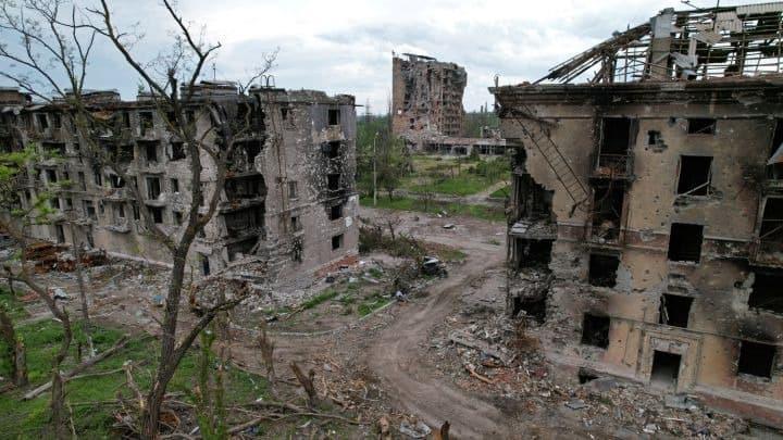 Fuertes bombardeos rusos en Lugansk destruyen escuelas, refinerías y químicas