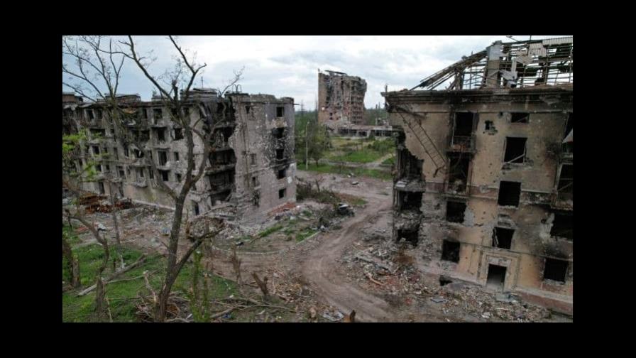 Fuertes bombardeos rusos en Lugansk destruyen escuelas, refinerías y químicas Fuertes bombardeos rusos en Lugansk destruyen escuelas, refinerías y químicas