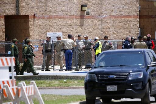 Dieciocho niños y tres adultos muertos en tiroteo en escuela de Texas