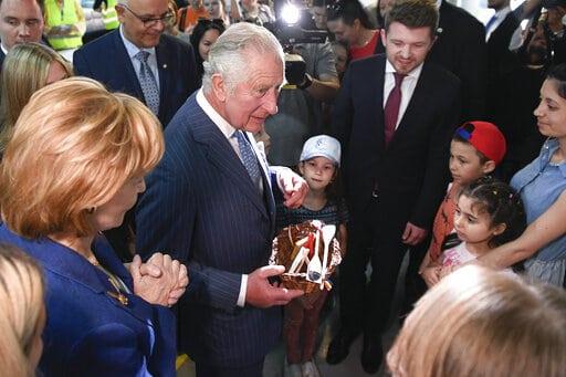 El príncipe Carlos visita a ucranianos refugiados en Rumania