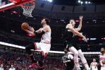 NBA: Operan de la rodilla izquierda a Zach Lavine