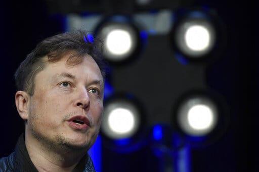 Musk dice disponer de más fondos propios para Twitter y negocia con fundador