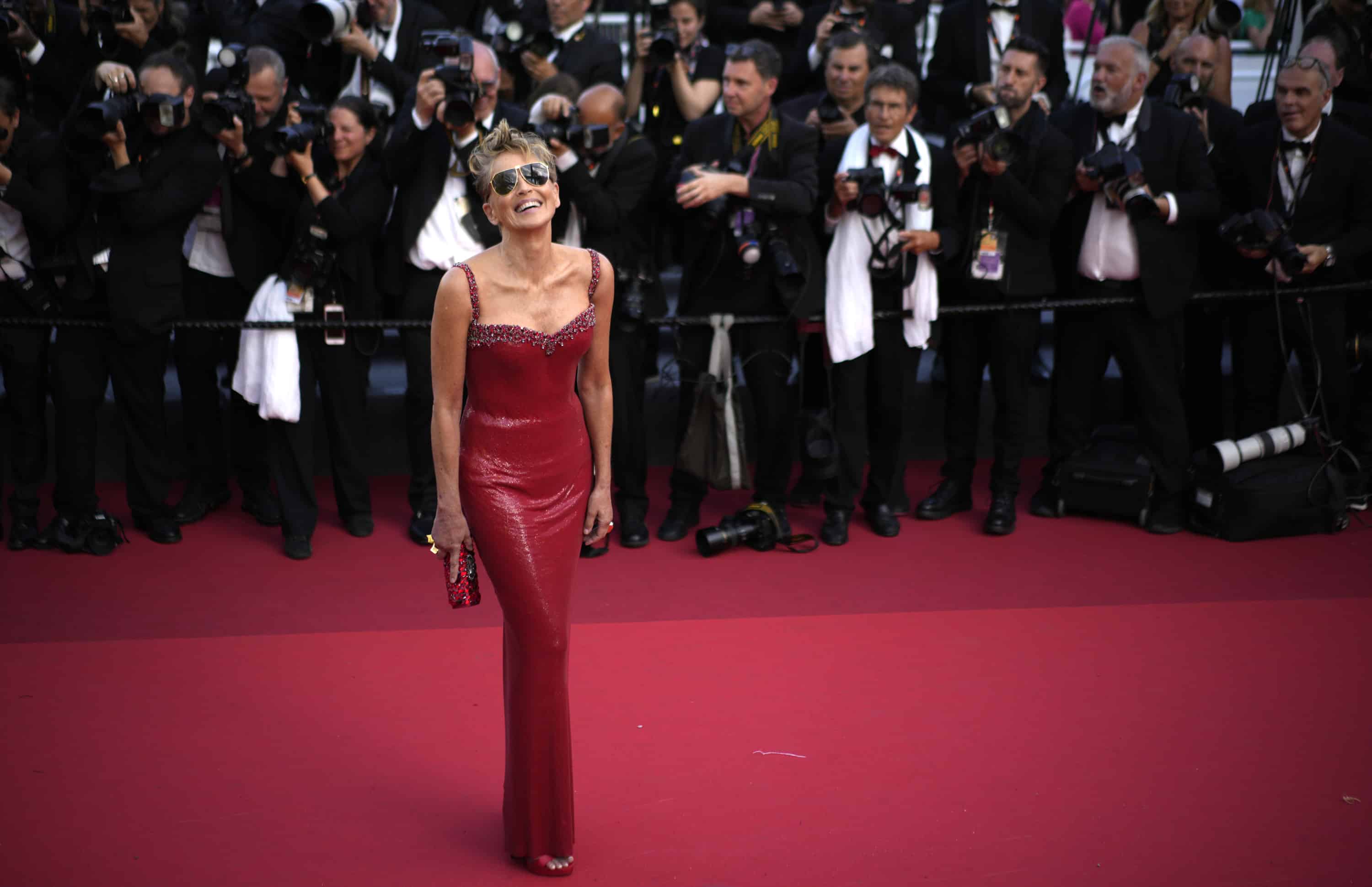 Sharon Stone posa al llegar al estreno de Elvis en el Festival de Cine de Cannes, el miércoles 25 de mayo de 2022 en Cannes, Francia. 