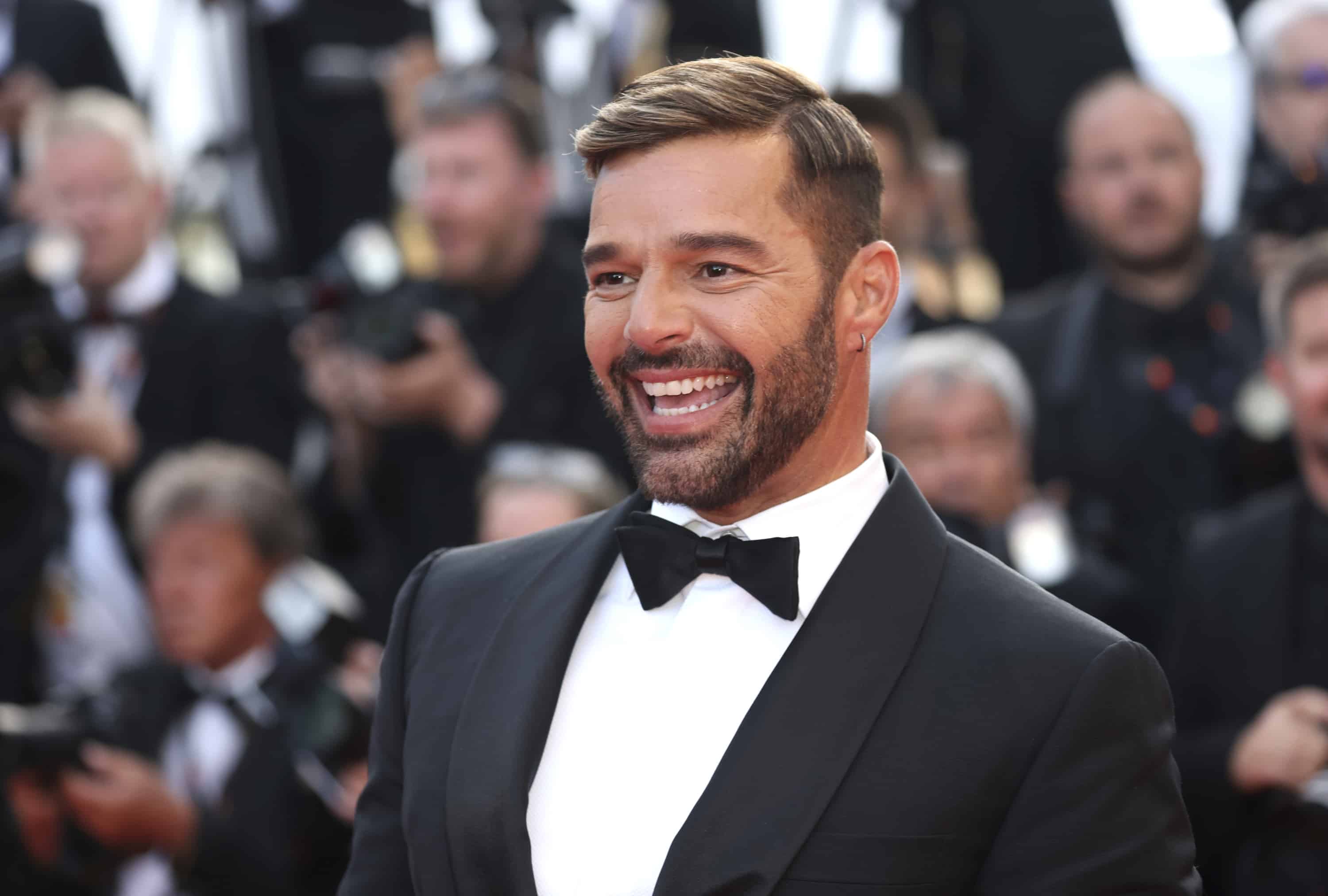 Ricky Martin posa al llegar al estreno de Elvis en el Festival de Cine de Cannes, el miércoles 25 de mayo de 2022 en Cannes, Francia. 