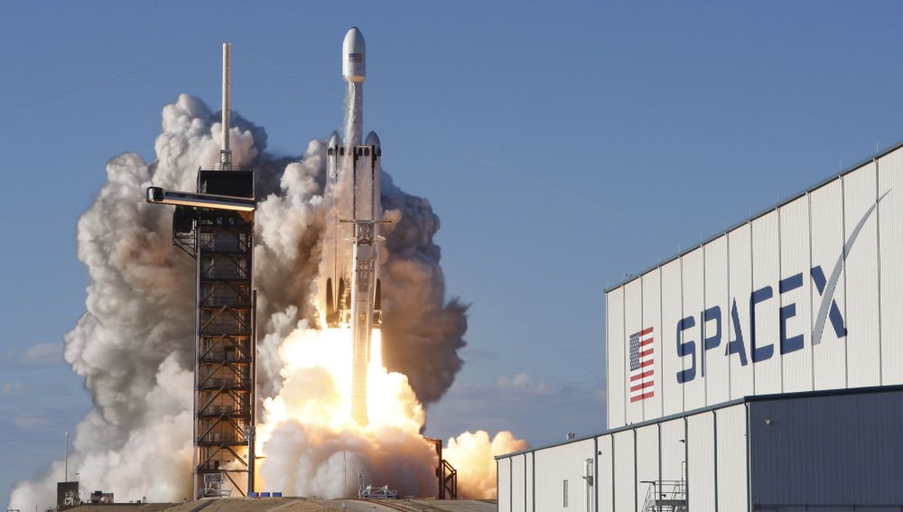 Un cohete de SpaceX pone en órbita 59 artefactos en un “vuelo compartido”