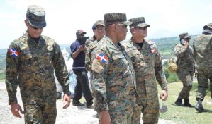 Jefe del Ejército supervisa avance de la verja perimetral en la frontera